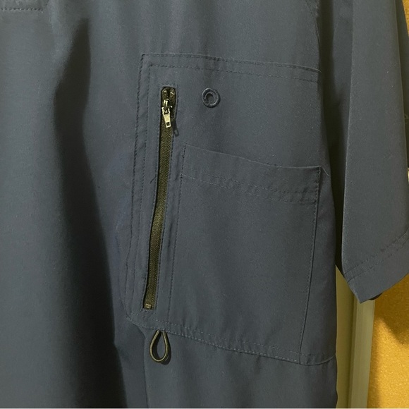 BARCO ONE AMPLIFY 3-POCKET V-NECK SCRUB TOP NAVY SIZE LARGE - Picture 4 of 6